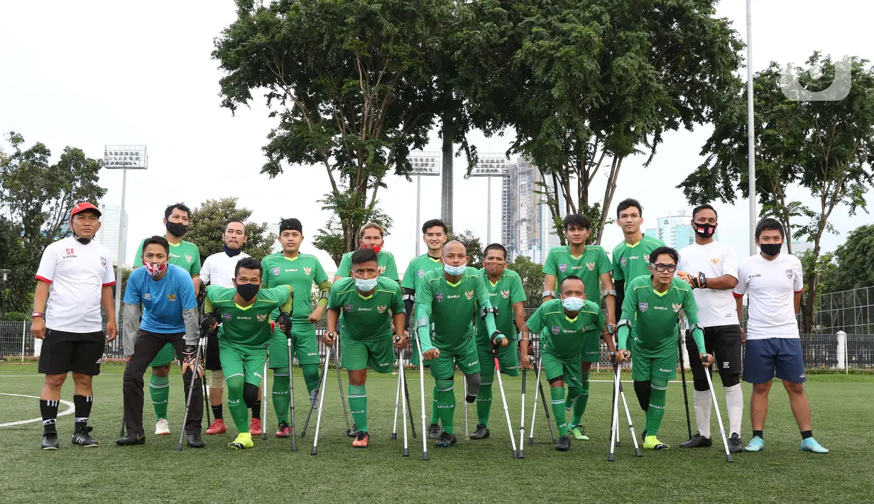 Pemain Garuda Indonesian Amputee Football (INAF) berfoto bersama jelang laga persahabatan dengan Selebritis FC di Lapangan C Komplek Gelora Bung Karno, Jakarta, Senin (14/12/2020). Laga ini bagian kampanye duta Piala Dunia U-20 2021 dan mematangkan fisik tim. (Liputan6.com/Helmi Fithriansyah)