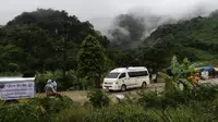 Sebuah ambulans meninggalkan area gua Tham Luang karena operasi penyelamatan berlanjut bagi mereka yang masih terperangkap di sana, di Taman Hutan Non Khun Nam Nang, distrik Mae Sai, provinsi Chiang Rai pada 10 Juli 2018. (Ye Aung Thu/AFP)