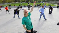 Whitey Christian mengikuti kelas seni bela diri tai chi di Perpustakaan Umum Salt Lake,  Salt Lake City, Amerika Serikat, Rabu (2/10/2019). Kelas tai chi gratis ini dijalankan oleh pasangan pensiunan, Bernie dan Marita Hart. (AP Photo/Rick Bowmer)