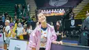 Kala nonton final IBL 2022, Paula tampil percaya diri dengan Jersey basket Satria Muda. Gaya sporty-nya pun kian berkelas dengan tambahan jaket pink, celana jogger, sneakers plus handbag warna coklat. (Instagram/paula_verhoeven).