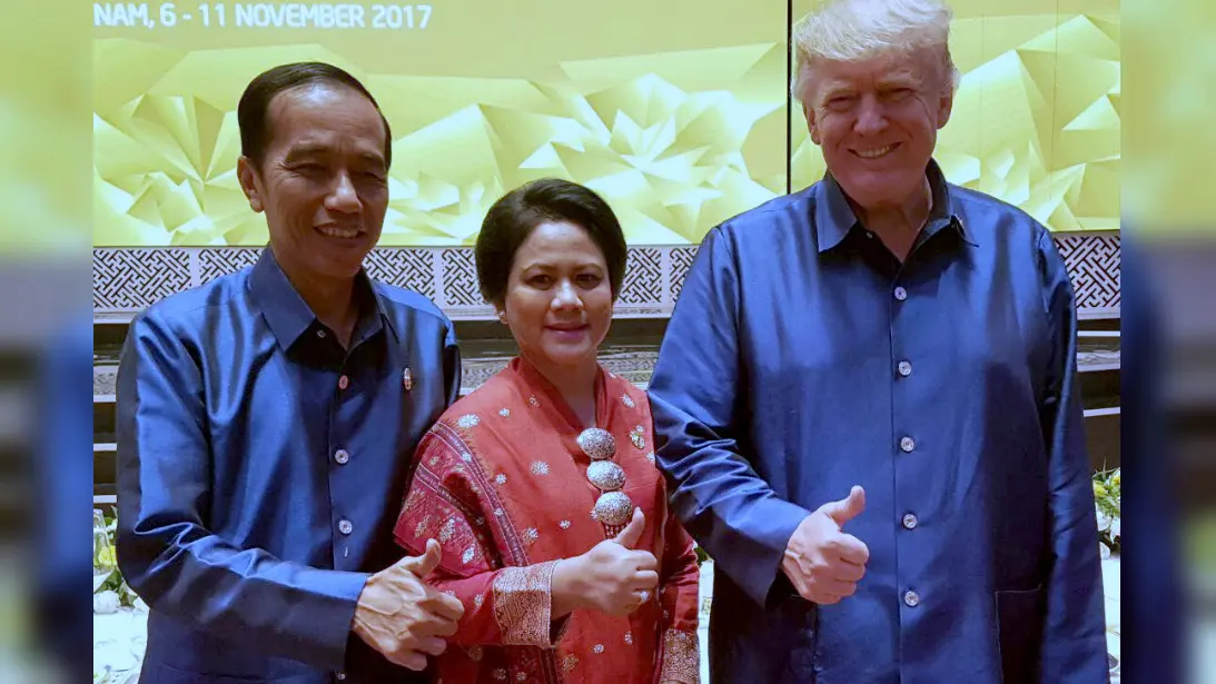 Donald Trump, Jokowi, dan Iriana berpose mengacungkan jempol saat berfoto bersama di tengah KTT APEC di Da Nang, Vietnam. (Istimewa)