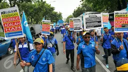 Ratusan buruh melakukan longmarch dari depan Gedung Balaikota Jakarta menuju Istana Merdeka, Jakarta, Kamis (10/12). Mereka menuntut Gubernur Ahok mendesak pemerintah pusat cabut PP no. 78 tahun 2015 tentang pengupahan.(Liputan6.com/Yoppy Renato)