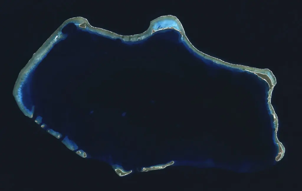 Bikini Atoll, lokasi uji coba 23 bom atom milik Amerika Serikat (Wikipedia)