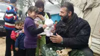 Rami Adham membagikan mainan bagi anak-anak di kota kelahirannya Aleppo. 