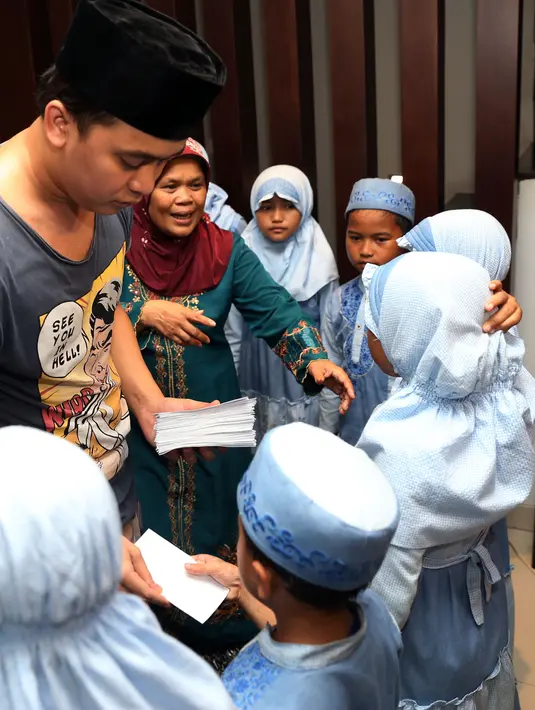 Angpau pun dibagikan untuk para anak yatim, demi memberikan jalan yang luas untuk mendiang Olga (Foto: Muhammad Akrom Sukarya)