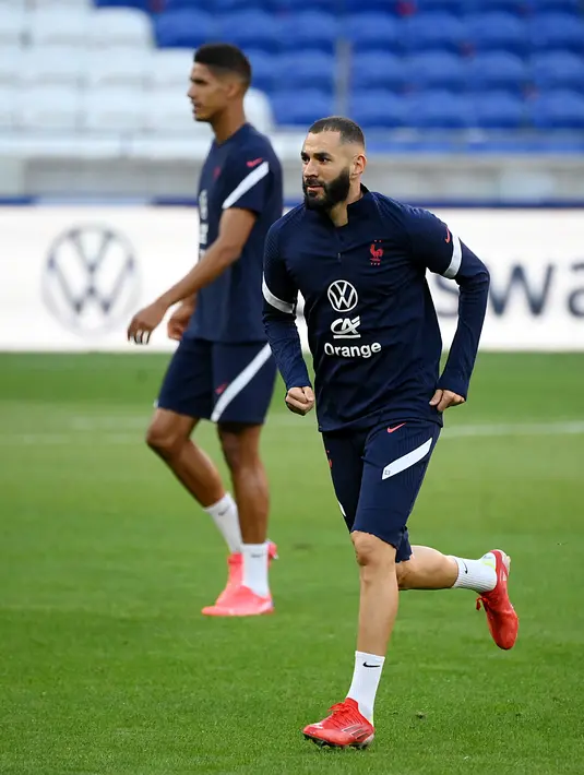 Pemain depan timnas Prancis, Karim Benzema mengambil bagian dalam sesi latihan di Stadion Groupama di Decines-Charpieu dekat Lyon, Senin (6/9/2021). Prancis akan berhadapan dengan Finlandia dalam lanjutan Kualifikasi Piala Dunia 2022 zona Eropa Grup D, Rabu (8/9) dinihari. (FRANCK FIFE / AFP)