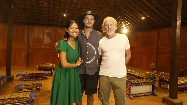 Migi Rihasalay bersama Andrew James dan Jake James di Kampung Joglo.
