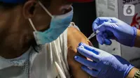 Petugas menyuntikkan vaksin COVID-19 dosis ketiga (booster) pada seorang pria  di Taman Suropati, Jakarta, Selasa (5/7/2022). Menteri Koordinator bidang Perekonomian Airlangga Hartarto mengungkap vaksin booster jadi syarat perjalanan. Termasuk, syarat berbagai kegiatan yang melibatkan masyarakat banyak. (Liputan6.com/Faizal Fanani)