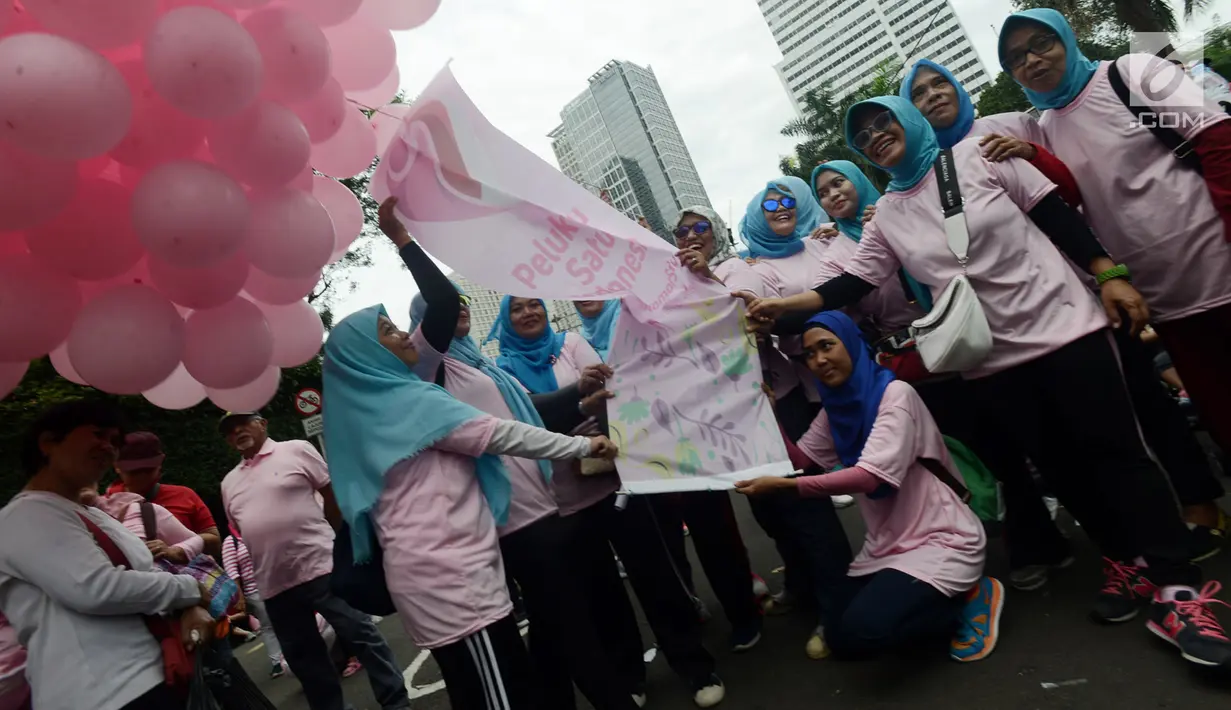 Ibu-ibu yang tergabung dalam Komunitas Perempuan Keren melepas balon saat acara "Peluk Ibu Satu Indonesia"  dalam kegiatan Car Free Day di Bundaran HI, Jakarta, Minggu (23/12). Acara itu dalam rangka memperingati hari ibu. (Merdeka.com/Iqbal S. Nugroho)