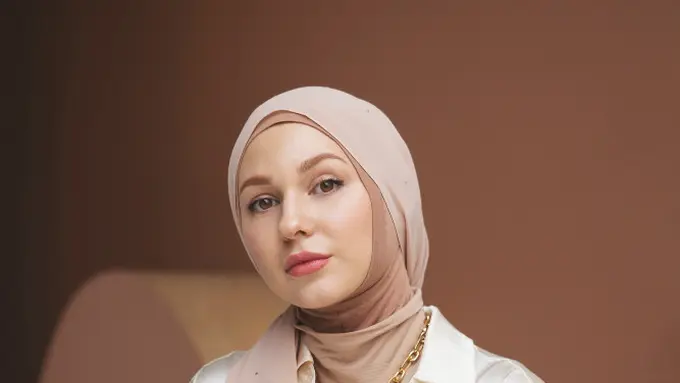 Inspirasi Makeup yang Match dengan Outfit Lebaran, dari Pink Feminin hingga Creamy Elegan