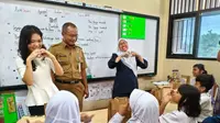Cahaya Manthovani dan Yayasan Inklusi Pelita Bangsa Berbagi Kepedulian dan Makan Sehat Bergizi di SLB Negeri 7 Jakarta