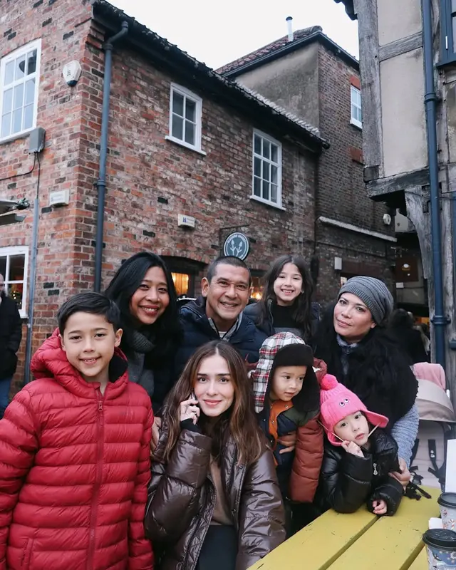 Dikira anak padahal adik, ini 6 potret Bradley usianya terpaut 20 tahun dengan Yasmine Wildblood