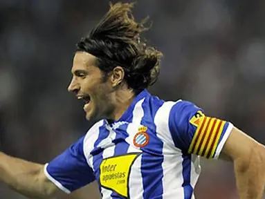 Kapten Espanyol, Daniel Jarque merayakan golnya ketika menghadapi Atletico Madrid di kancah La Liga Spanyol di Stadion Vicente Calderon, 10 Mei 2009. AFP PHOTO/PHILIPPE DESMAZES