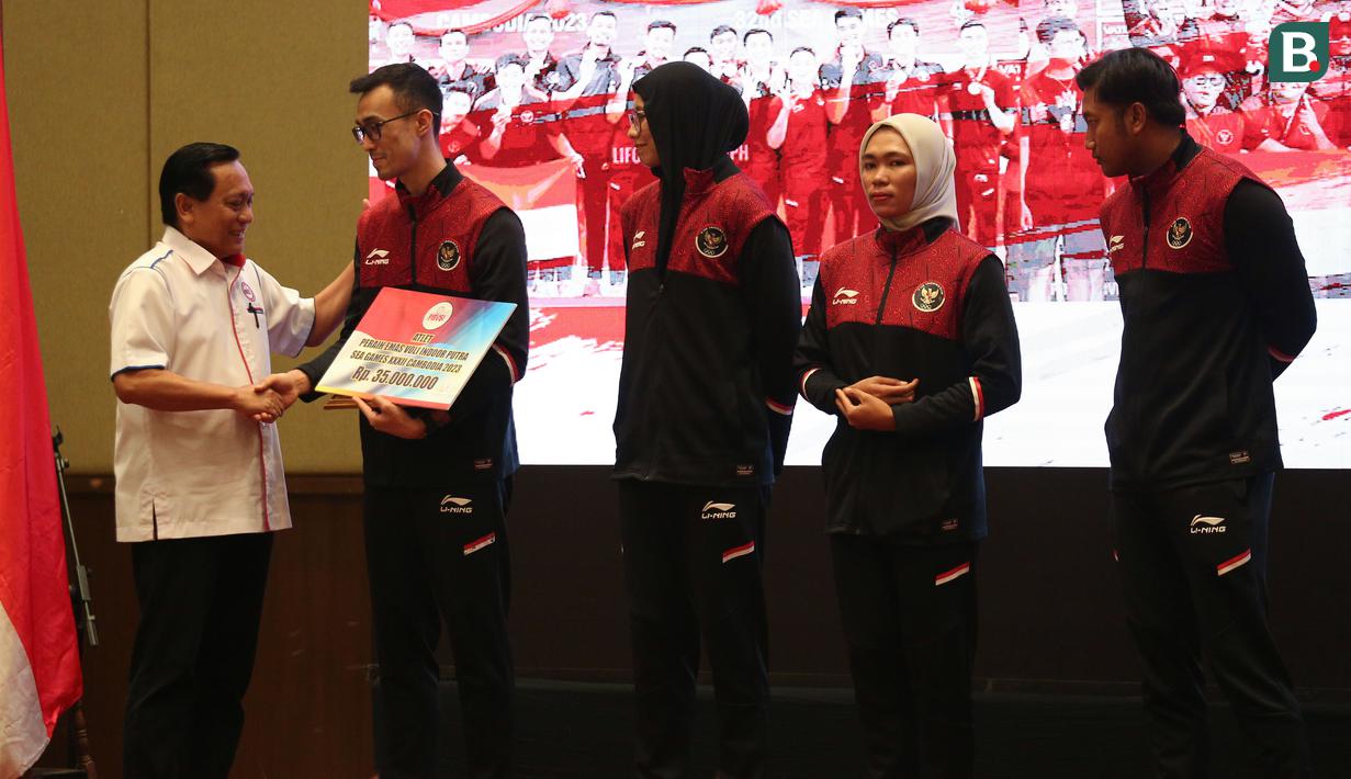 <p>Ketua Umum PBVSI, Imam Sudjarwo memberikan penghargaan untuk pemain saat Penyambutan Timnas Voli SEA Games 2023 Kamboja dan Perkenalan Pengurus Pusat PBVSI masa Bakti Tahun 2023-2027 yang berlangsung di Hotel Sultan, Jakarta, Rabu (24/05/2023). (Bola.com/Bagaskara Lazuardi)</p>