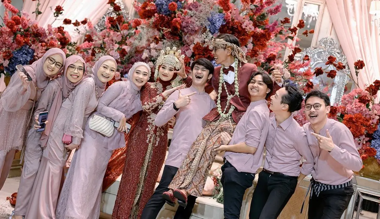 Tak hanya Beni dan Ira yang diselimuti kebahagiaan, para sahabat juga ikut bahagia atas pernikahan pasangan yang berkenalan secara singkat itu. Lewat laman Instagramnya sebelum acara pernikahan digelar, kakak pedangdut berusia 23 tahun itu ungkap soal perjalanan cintanya dengan Ira Dahlia yang singkat namun langsung memutuskan untuk ke jenjang yang lebih serius. (Liputan6.com/IG/@gurluzy)