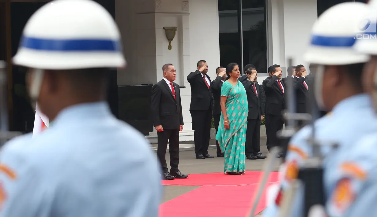 Menhan India, Nirmala Sitharaman melakukan jajar kehormatan di halaman Kantor Kementerian Pertahanan, Jakarta, Selasa (23/10). Kunjungan Menhan India Tersebut untuk mempererat kerja sama bidang keamanan kedua negara. (Lipuann6.com/Angga Yuniar)
