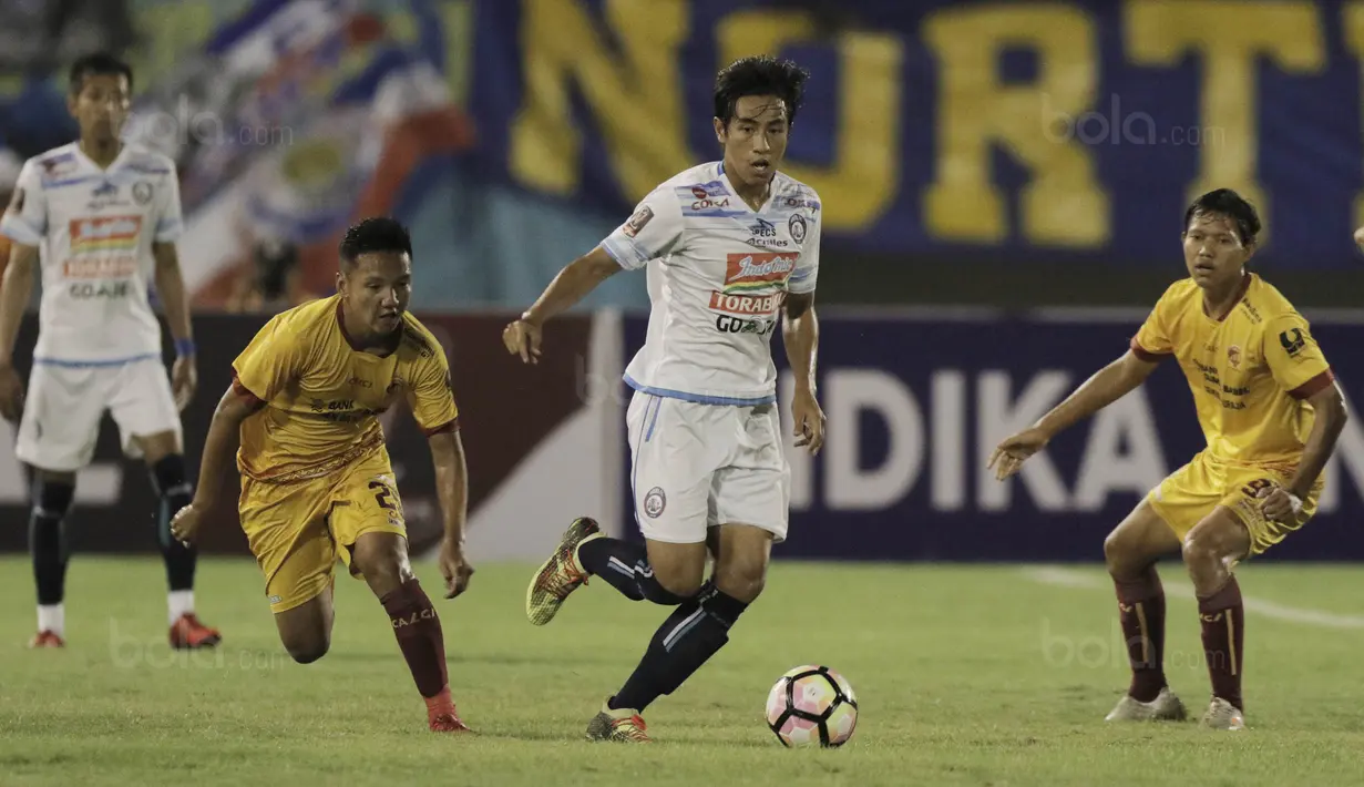 Gelandang Arema FC, Hanif Sjahbandi, saat pertandingan melawan Sriwijaya FC pada laga perempat final Piala Presiden di Stadion Manahan, Solo, Minggu, (4/2/2018). Sriwjaya FC menang 3-1 atas Arema FC. (Bola.com/M Iqbal Ichsan)