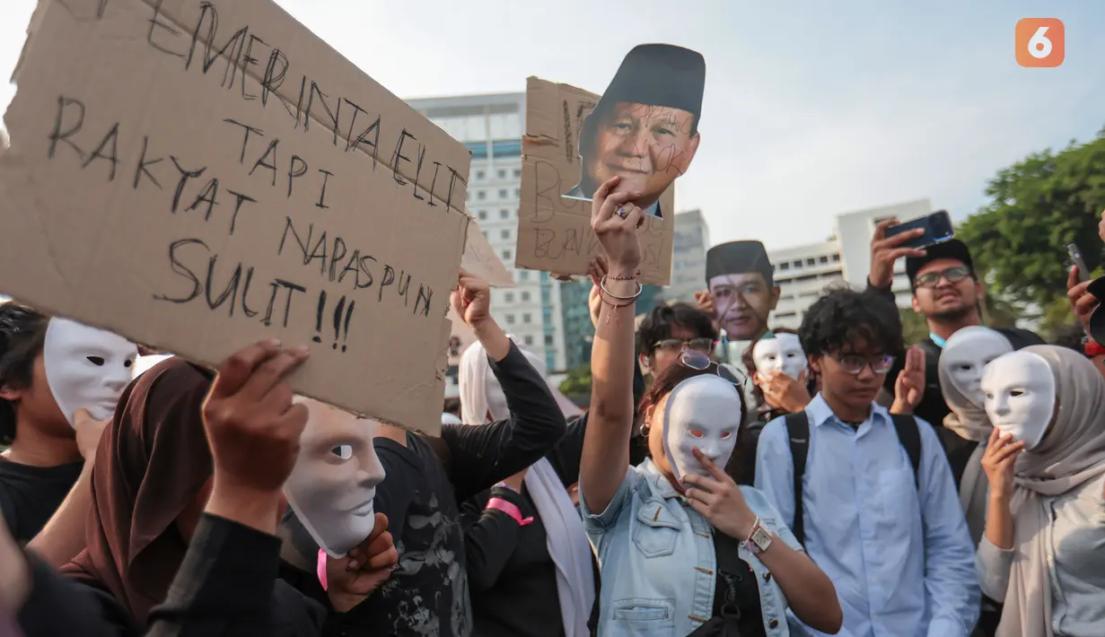 Sejumlah mahasiswa yang tergabung dalam aliansi Komite Selamatkan Daulat Rakyat (Sadar) menggelar aksi unjuk rasa di kawasan Tugu Tani, Menteng, Jakarta Pusat, Selasa (20/10/2026). Aksi tersebut bertepatan dengan dua tahun pemerintahan Presiden Prabowo Subianto dan Wakil Presiden Gibran Rakabuming Raka. (KLY/Budy Santoso)