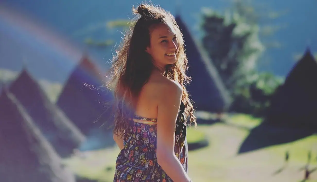 Warna kulit yang eksotis memang menjadi ciri khas Nadine. Tubuhnya terlihat seksi dan menggoda dengan tampilan seperti ini. Rambutnya yang dibiarkan terurai, hanya cepol kecil di bagian atas. (Instagram/nadinelist)