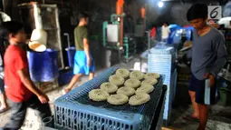 Pekerja menyelesaikan pembuatan kerupuk kaleng di Tangsel, Banten, Jumat (21/6/2019). Kenaikan harga tepung tapioka menyebabkan produsen kerupuk mengurangi kualitas kerupuk di industri kerupuk yang mamproduksi 1000 krupuk/hari dengan harga jual Rp 600/kerupuk. (merdeka.com/Arie Basuki)