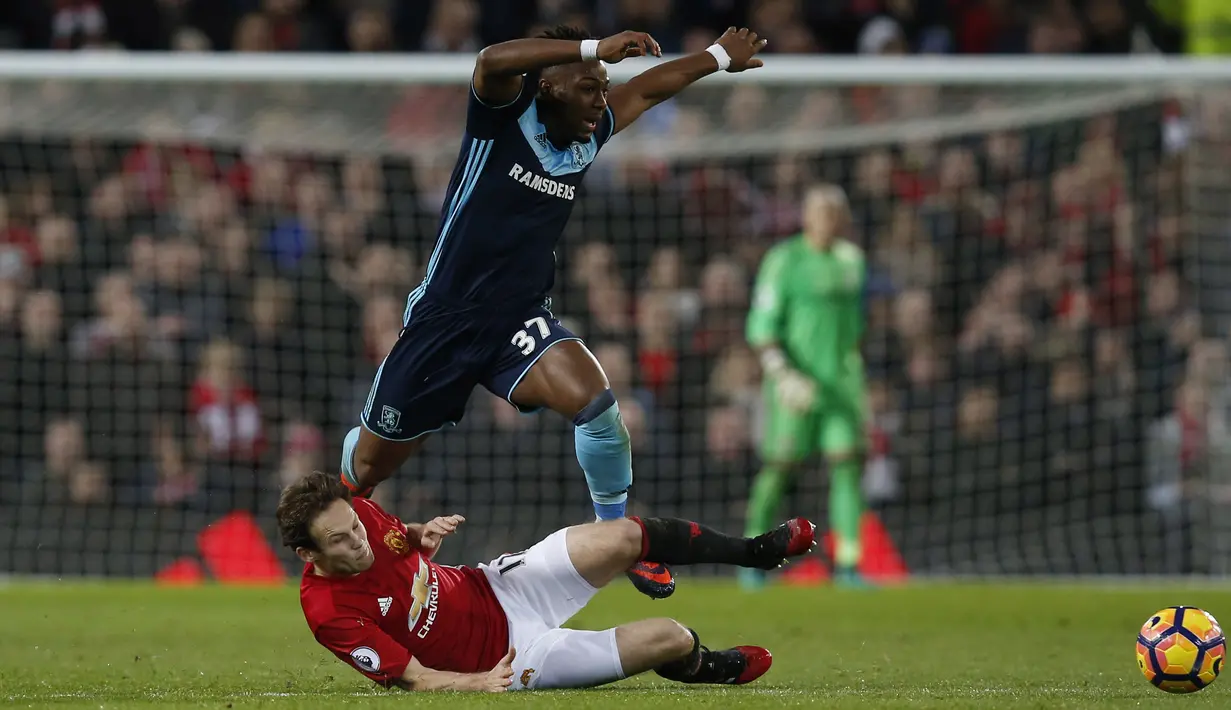 Duel pemain Middlesbrough, Adama Traore dengan pemain Manchester United, pada laga Premier League di Old Trafford Stadium, (31/12/2016). (Reuters/Andrew Yates)