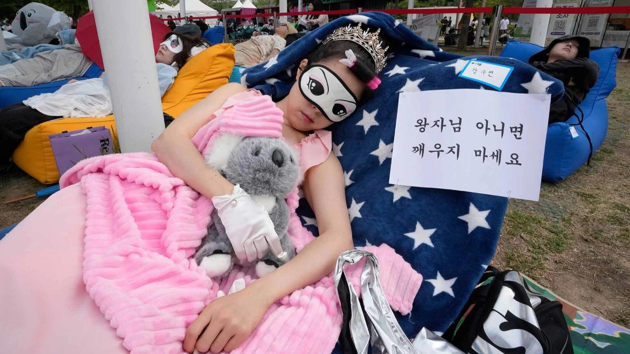 FOTO: Kompetisi Unik Tidur Siang Digelar di Seoul