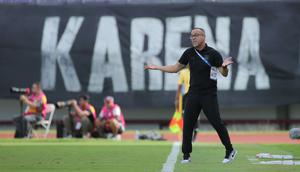Aksi pelatih Borneo FC Samarinda, Fabio Lefundes saat memimpin timnya menjalani laga tandang di markas Persita Tangerang, Indomilk Arena dalam laga pekan ke-17 BRI Super League 2025/2026, Jumat (9/1/2026) sore WIB. (Bola.com/Bagaskara Lazuardi)