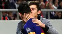 Seorang suporter mencium Lionel Messi pada laga Olympiakos melawan Barcelona di Georgios Karaiskakis, Selasa (31/10/2017). (AP Photo/Thanassis Stavrakis)