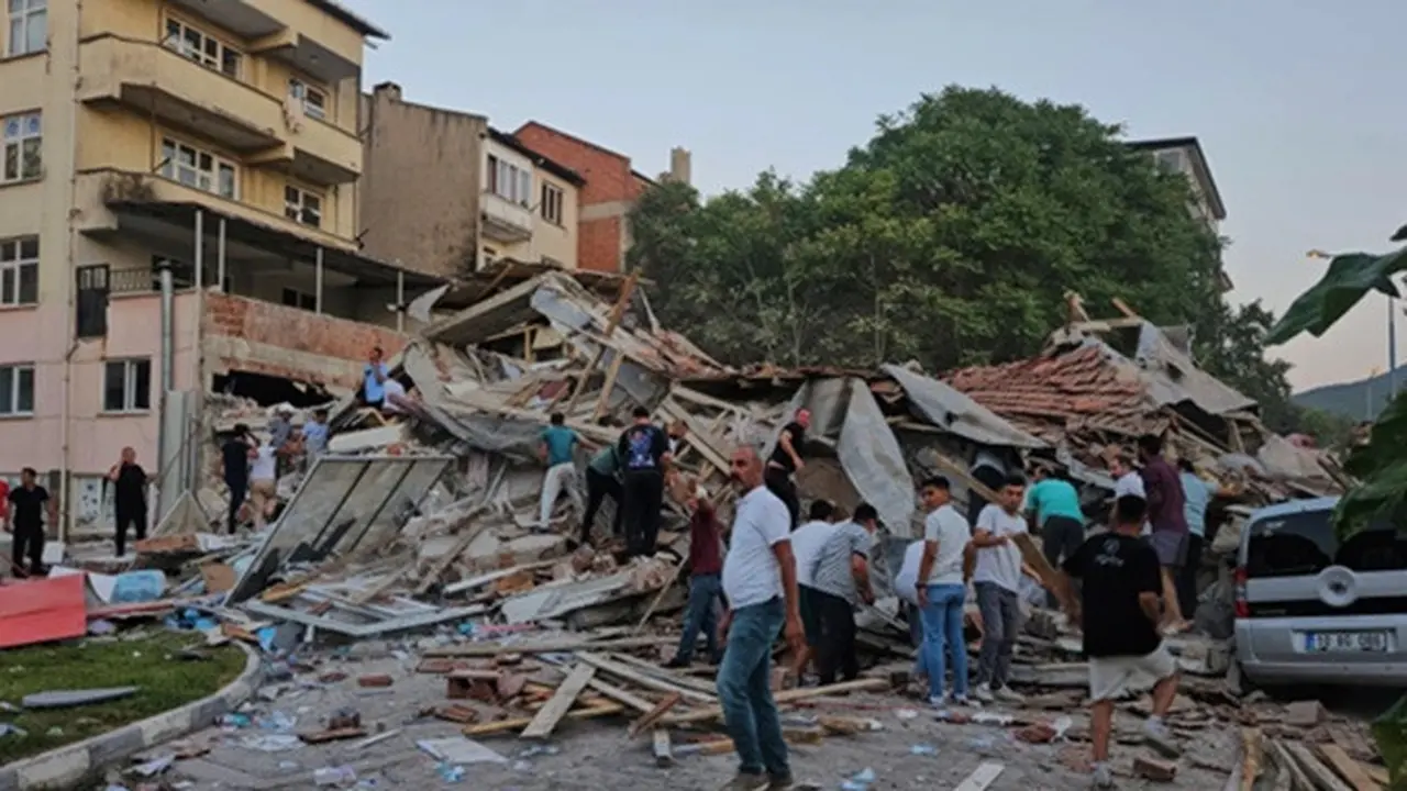 Orang-orang membersihkan puing-puing bangunan yang runtuh setelah gempa bumi di Sindirgi, Provinsi Balikesir, Turki, Minggu (10/8/2025).