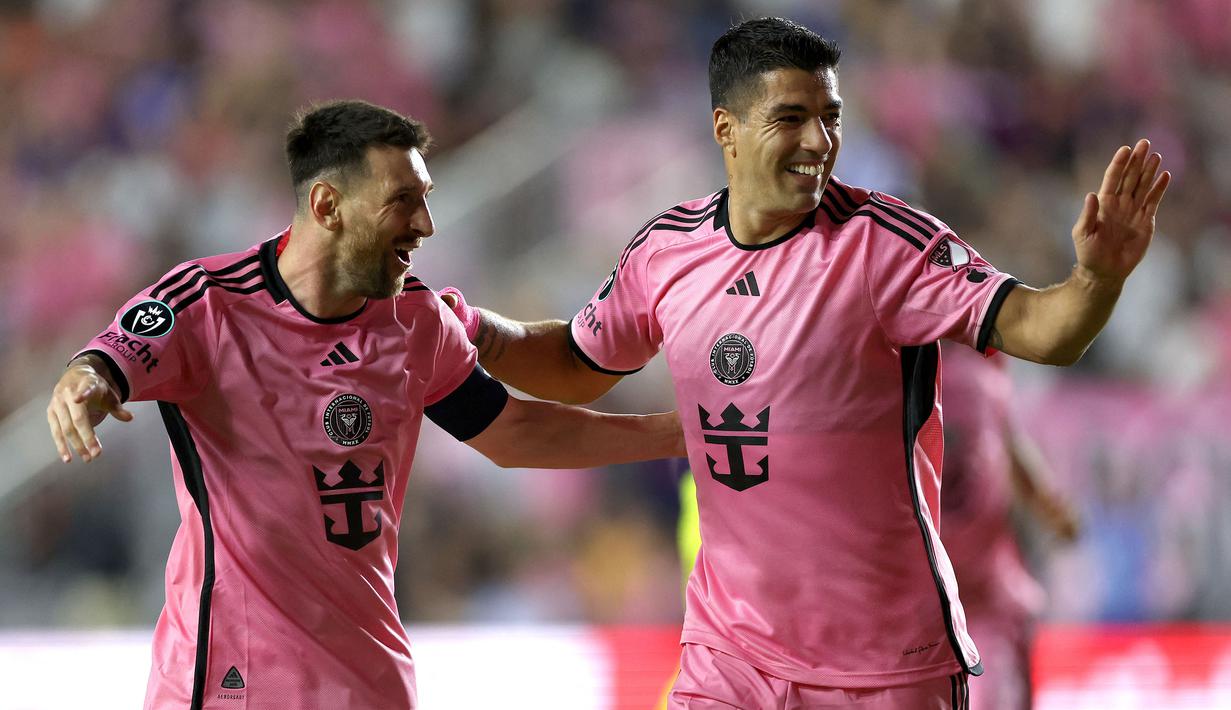 Pemain Inter Miami, Lionel Messi (kiri) merayakan gol yang dicetak oleh Luis Suarez pada laga leg kedua 16 besar Concacaf Champions Cup melawan Nashville di Chase Stadium, Fort Lauderdale, Florida, Kamis (14/03/2024) WIB. (AFP/Getty Images/Brennan Asplen)