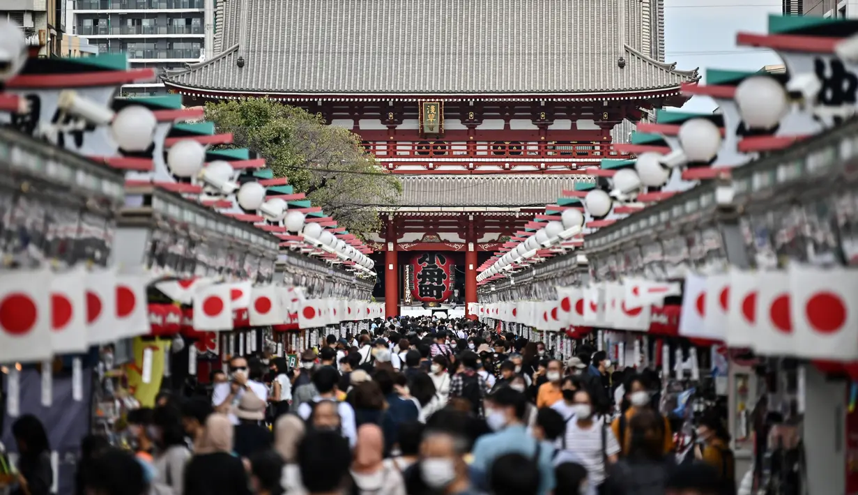 Orang-orang mengunjungi kuil Sensoji (tengah) di distrik Asakusa Tokyo (22/9/2020). Kuil Sensoji merupakan salah satu landmark ibu kota Jepang. (AFP/Charly Triballeau)