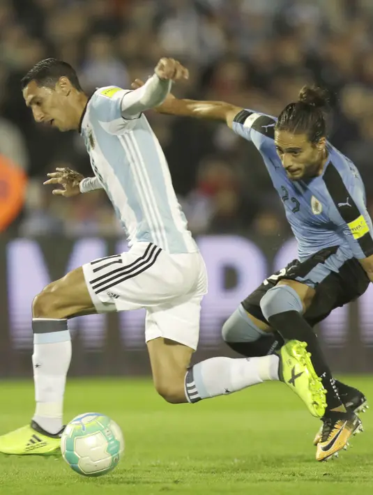 Aksi pemain Argentina, Angel Di María mengontrol bola dari kejaran pemain Uruguay, Martin Caceres pada laga kualifikasi Piala Dunia 2018 di Montevideo, Uruguay, (31/8/2017). Argentina bermain imbang 0-0. (AP/Natacha Pisarenko)