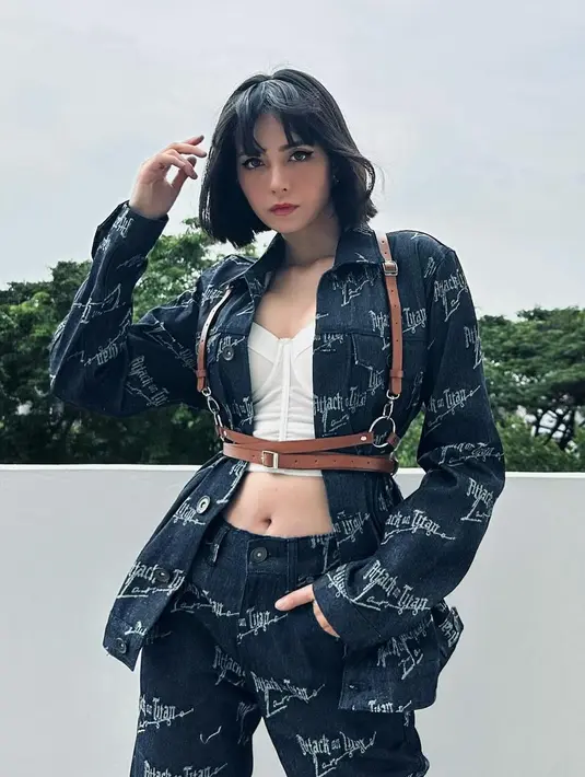 Tamara Dai, seorang fashion influencer dan model asal Jakarta, memiliki gaya yang edgy dan kreatif, dengan gaya grunge sebagai salah satu ciri khasnya.  [@tamaradai].