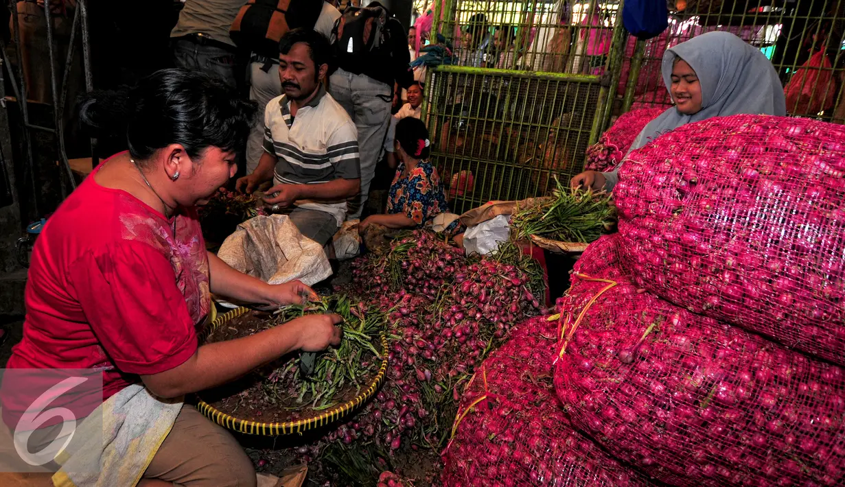Sejumlah pedagang merapihkan bawang merah di Pasar Induk Kramat Jati, Jakarta, Selasa (16/6/2015). Harga bawang merah menembus harga 30ribu per kg atau mengalami kenaikan sekitar Rp2000. (Liputan6.com/Yoppy Renato)