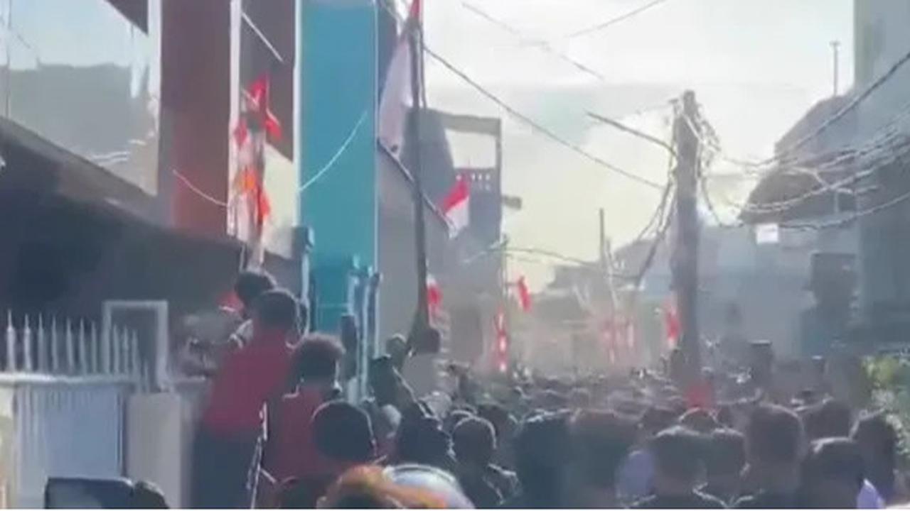 Detik-Detik Rumah Ahmad Sahroni Digeruduk Massa, Mobil di Garasi Ikut Jadi Sasaran