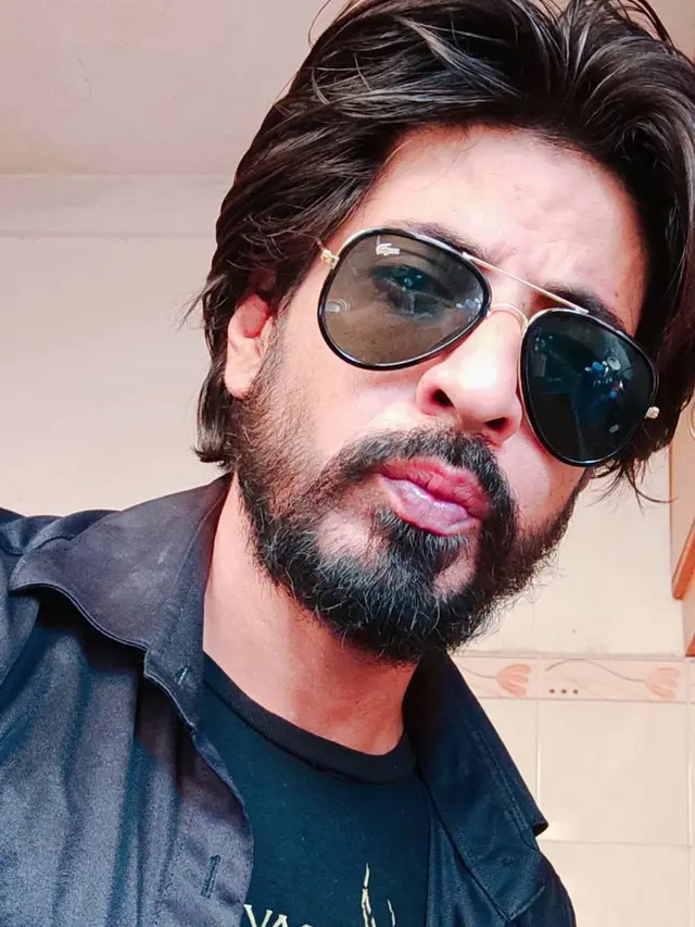7 Potret Ibrahim Qadri, Selebgram Mirip Shah Rukh Khan yang Lagi Viral
