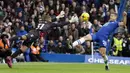 Pemain Chelsea, Cesar Azpilicueta, berebut bola dengan kiper Southampton, Gavin Bazunu pada laga pekan ke-24 Premier League di Stamford Bridge pada Sabtu (18/2/2023). The Blues menyerah dengan skor 0-1. (AP Photo/Kirsty Wigglesworth)