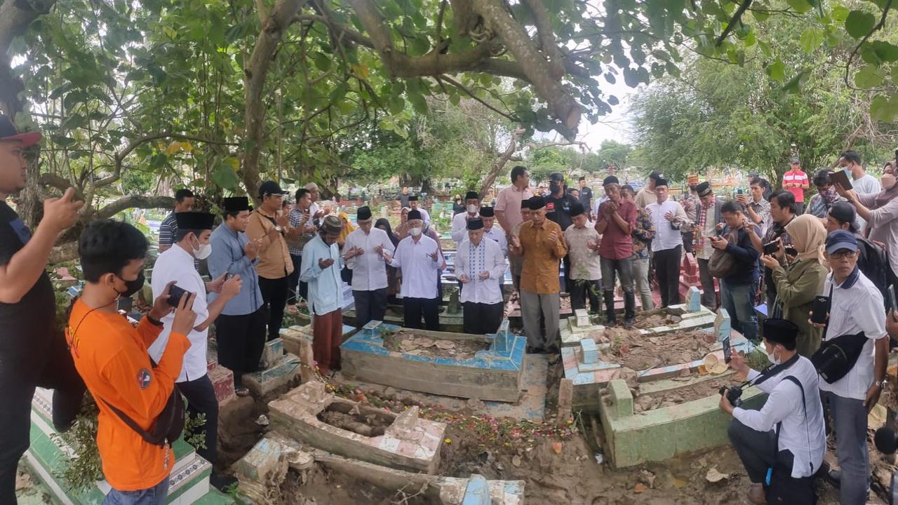 Usai Autopsi, Pimpinan Ponpes Gontor Baru Ziarah ke Makam Santrinya di Palembang