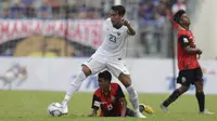 Kapten Timnas Indonesia U-22, Hansamu Yama, berpeluang mencetak gol lewat sundulan mautnya saat melawan Kamboja. (Bola.com/Vitalis Yogi Trisna)