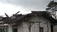 Kerusakan rumah warga setelah angin kencang melanda Kampung Citawa, Desa Tarumajaya, Kecamatan Kertasari, Kabupaten Bandung, Sabtu, 24 Februari 2024. (Dok. Istimewa)