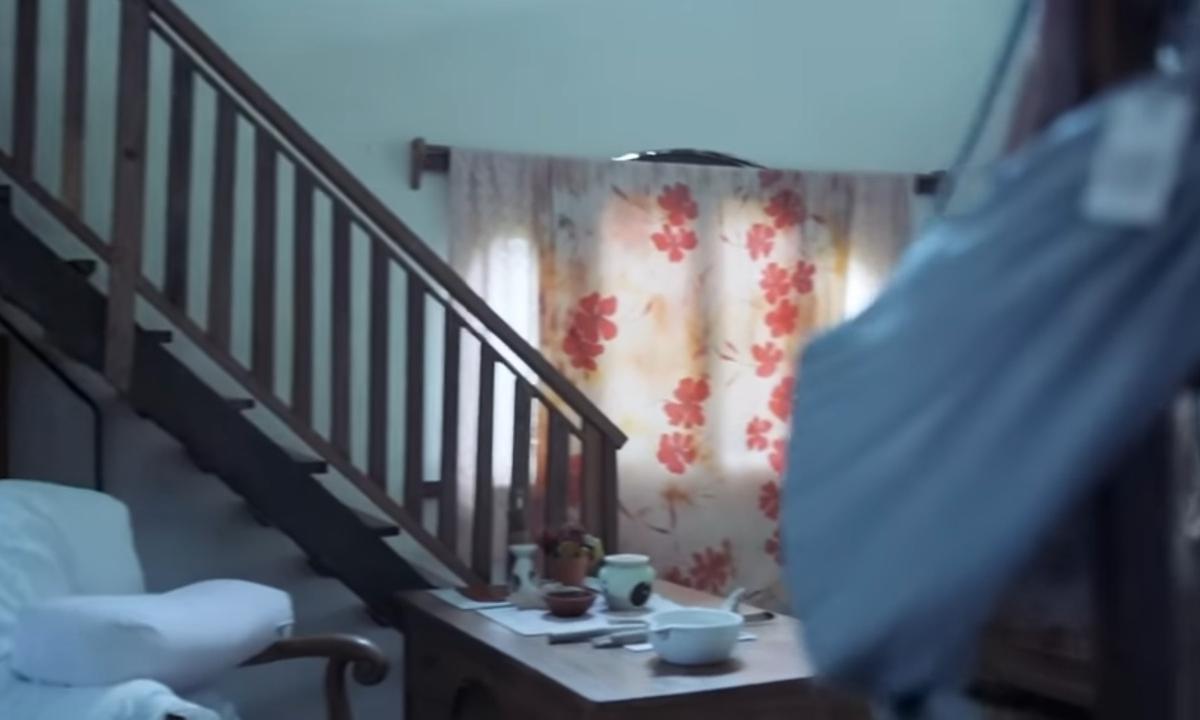 5 Potret Kamar Desa Maya Ibu Luna Maya, Sederhana & Tak Biasa Ada Tangga Menuju Lantai Atas - Kasur Pakai Kelambu