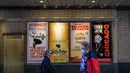 Orang-orang melewati Teater Broadway yang tutup di New York City pada Kamis (6/5/2021). Gubernur New York Andrew Cuomo mengumumkan Broadway akan dibuka kembali pada 14 September 2021 dalam kapasitas 100 persen, dengan beberapa tiket mulai dijual hari ini. (Angela Weiss / AFP)