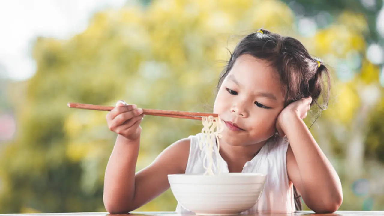Ilustrasi anak mengonsumsi makanan yang menghambat kecerdasan