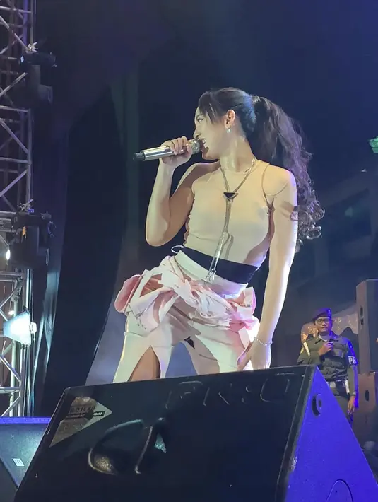 Lubang kecil itu terdapat di bagian intim, dan terlihat cukup jelas di video tersebut. [TikTok.com/yudhaekchyn]