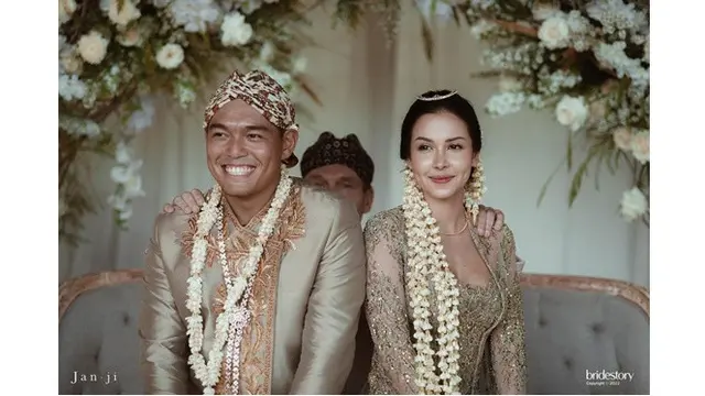 7 Momen Pernikahan Estelle Linden di Bali, Romantis dengan Pemandangan Laut