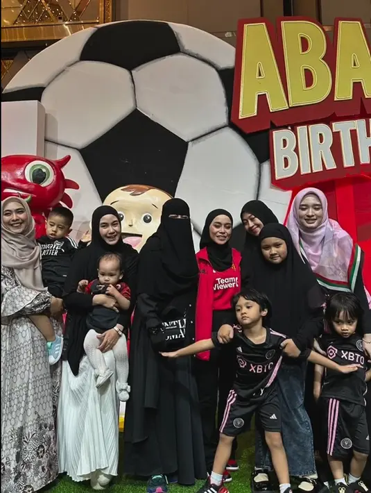 Artis yang beberapa tahun belakangan ini menjadi pendakwah itu juga mendoakan anak pertama Lesti dan Rizky Billar menjadi anak soleh. [Instagram/_ummi_pipik_]