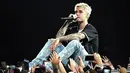 Justin Bieber tumbang ketika konser di London pada Maret 2013. Ia mengaku miliki masalah di pernapasannya. Pelantun lagu Sorry tersebut pun mendapatkan bantuan oksigen dari personil darurat. (E! News)