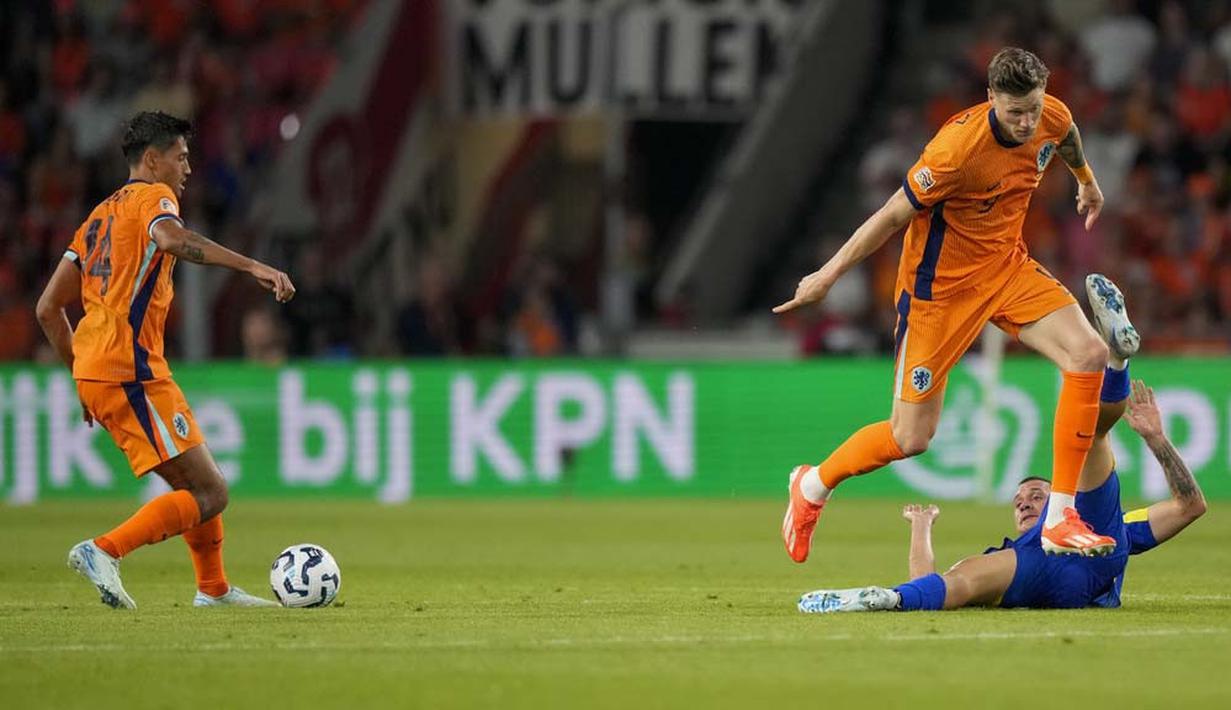 Kemenangan ini membawa Belanda berada di peringkat kedua Grup C. Pasukan Ronald Koeman hanya kalah selisih gol dari Jerman yang berada di posisi teratas. (AP Photo/Peter Dejong)