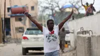 Orang-orang mengangkat tangan di tengah penyerangan di sebuah hotel di Mogadishu (Reuters)