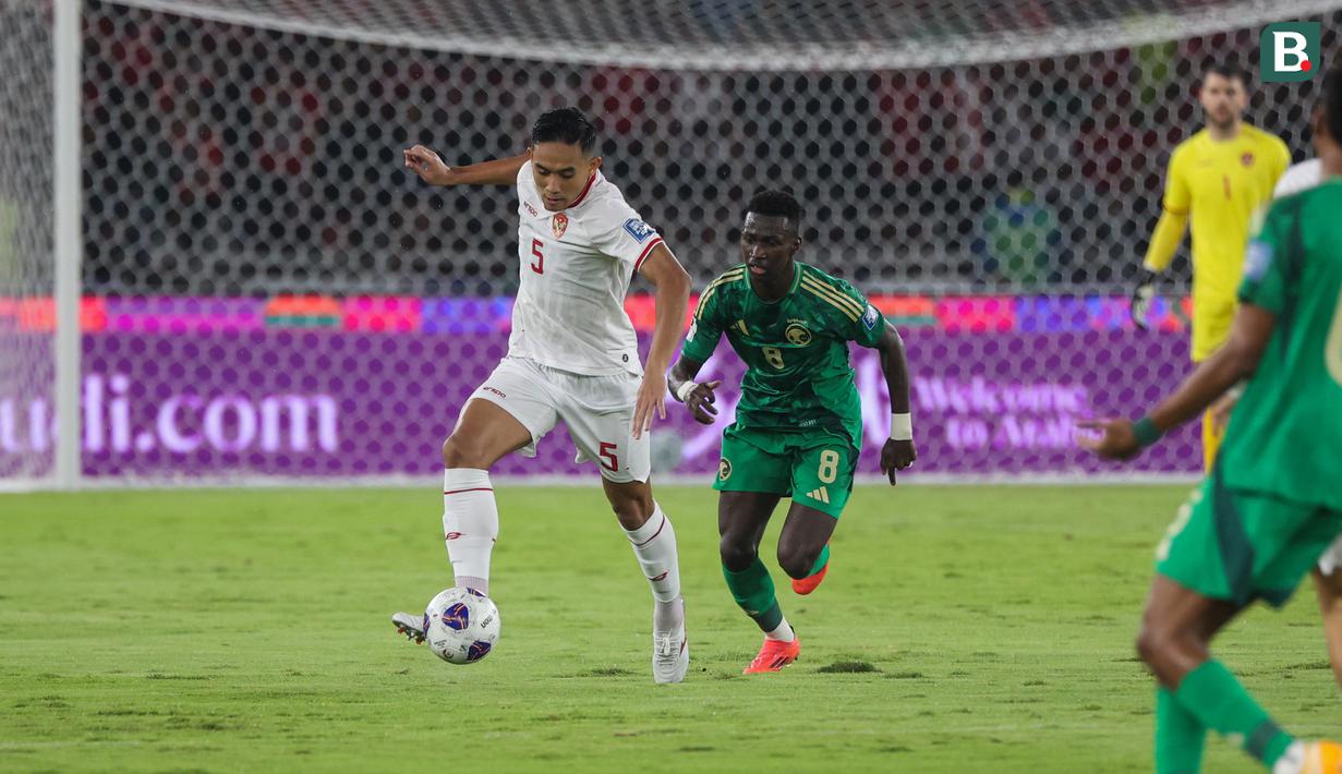 <p>Pemain Timnas Indonesia, Rizky Ridho (kiri), menggiring bola dibayangi pemain Arab Saudi,&nbsp;Marwan Al-Sahafi, pada laga&nbsp;lanjutan putaran ketiga Grup C Kualifikasi Piala Dunia 2026 di Stadion Utama Gelora Bung Karno (SUGBK), Senayan, Jakarta, Selasa (19/11/2024). (Bola.com/Abdul Aziz)</p>